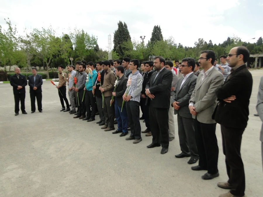مراسم غبارروبی مزارشهدا وترویج فرهنگ ایثاروشهادت باحضور مسئولین و جمعی از دانشجویان و خانواده معظم شهدای فرهنگی  درباغ رضوان ارومیه