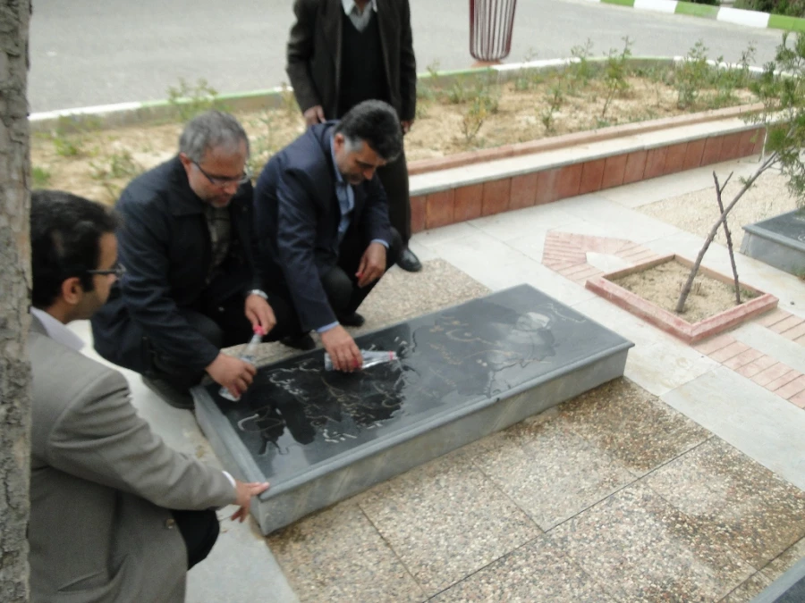 مراسم غبارروبی مزارشهدا وترویج فرهنگ ایثاروشهادت باحضور مسئولین و جمعی از دانشجویان و خانواده معظم شهدای فرهنگی  درباغ رضوان ارومیه