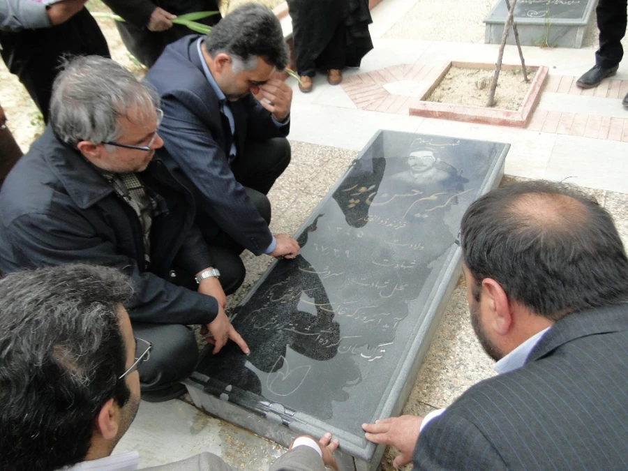 مراسم غبارروبی مزارشهدا وترویج فرهنگ ایثاروشهادت باحضور مسئولین و جمعی از دانشجویان و خانواده معظم شهدای فرهنگی  درباغ رضوان ارومیه