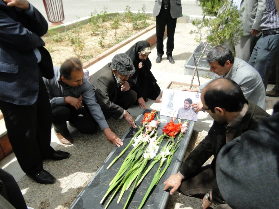 مراسم غبارروبی مزارشهدا وترویج فرهنگ ایثاروشهادت باحضور مسئولین و جمعی از دانشجویان و خانواده معظم شهدای فرهنگی  درباغ رضوان ارومیه