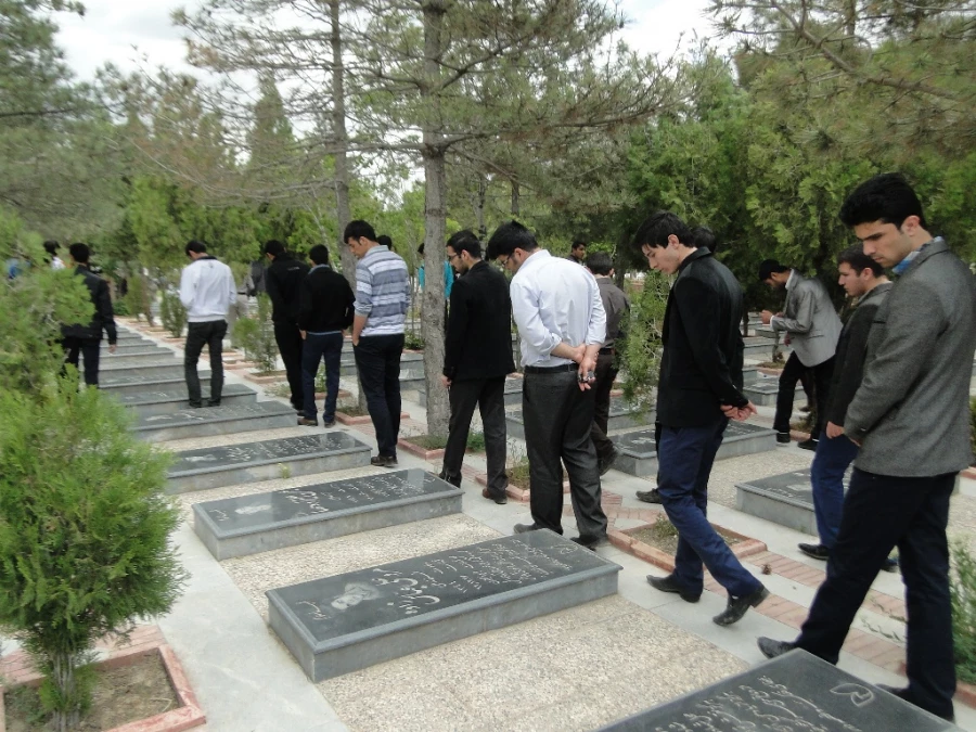 مراسم غبارروبی مزارشهدا وترویج فرهنگ ایثاروشهادت باحضور مسئولین و جمعی از دانشجویان و خانواده معظم شهدای فرهنگی  درباغ رضوان ارومیه