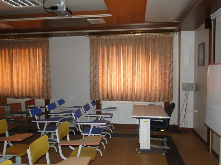 نصب پرده و آماده سازی کلاسها برای سال تحصیلی جدید