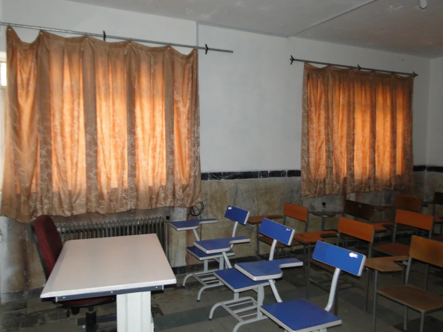 نصب پرده و آماده سازی کلاسها برای سال تحصیلی جدید