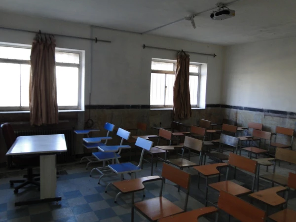 نصب پرده و آماده سازی کلاسها برای سال تحصیلی جدید