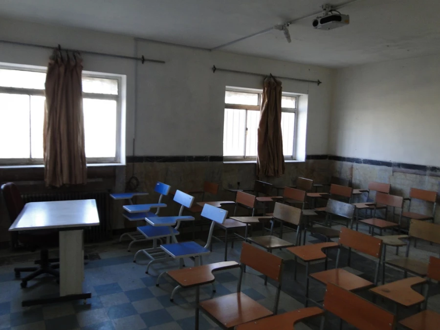 نصب پرده و آماده سازی کلاسها برای سال تحصیلی جدید