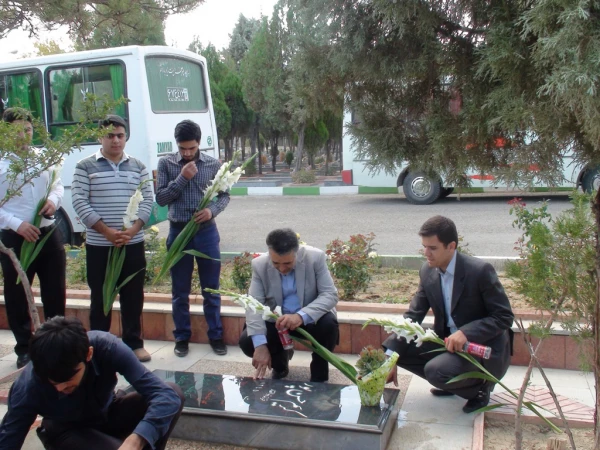 مراسم غبار روبی مزار شهدا به مناسبت بزرگداشت هفته دفاع مقدس 4