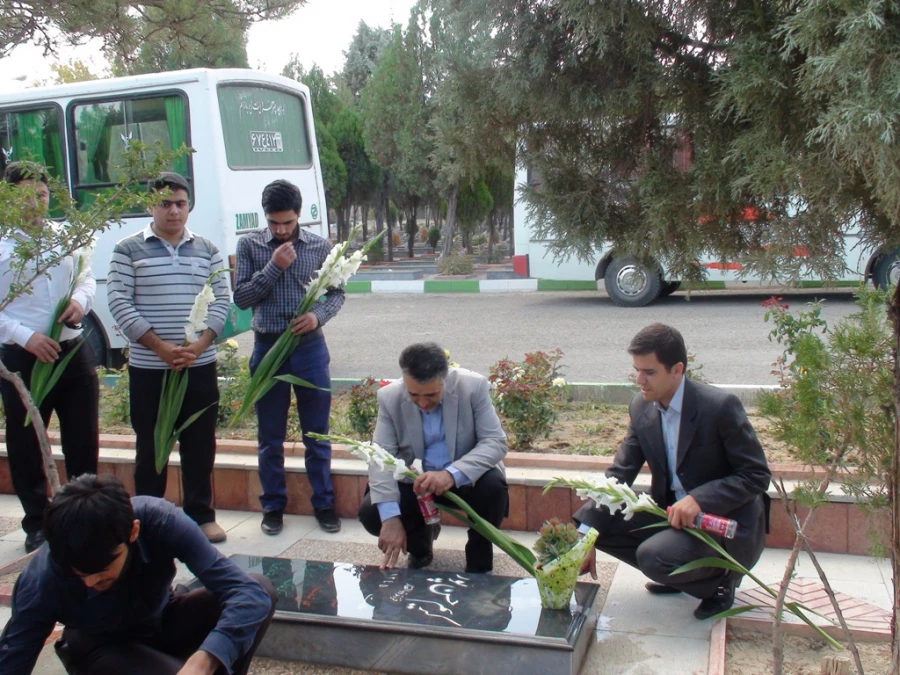 مراسم غبار روبی مزار شهدا به مناسبت بزرگداشت هفته دفاع مقدس 4