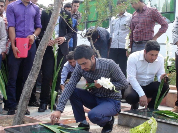 مراسم غبار روبی مزار شهدا به مناسبت بزرگداشت هفته دفاع مقدس 7