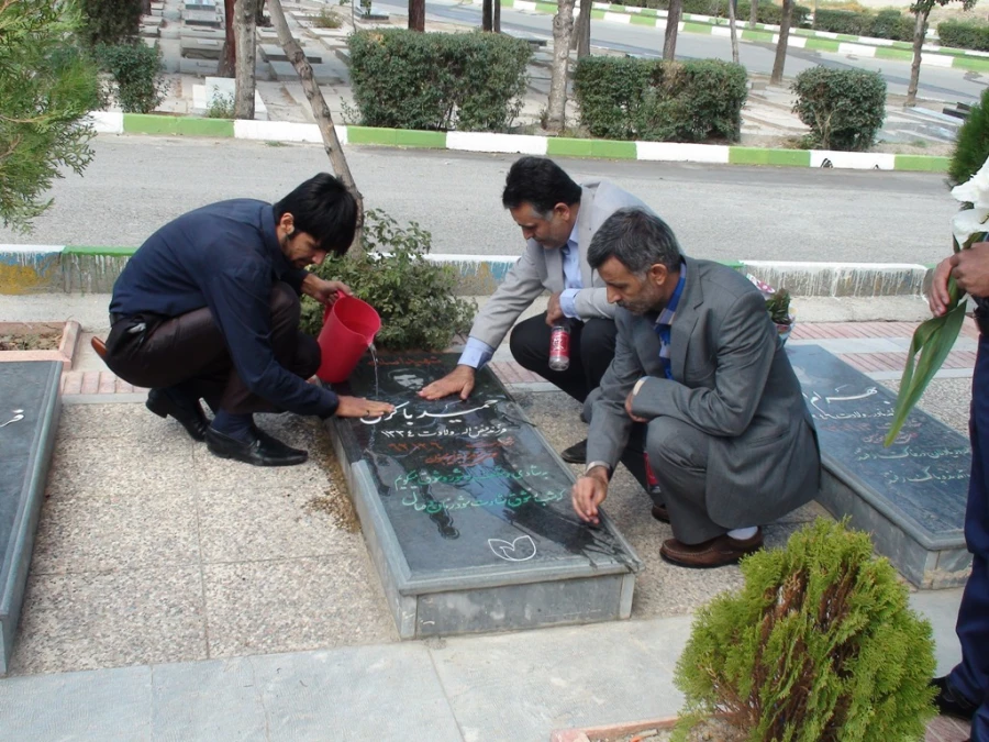 مراسم غبار روبی مزار شهدا به مناسبت بزرگداشت هفته دفاع مقدس 8