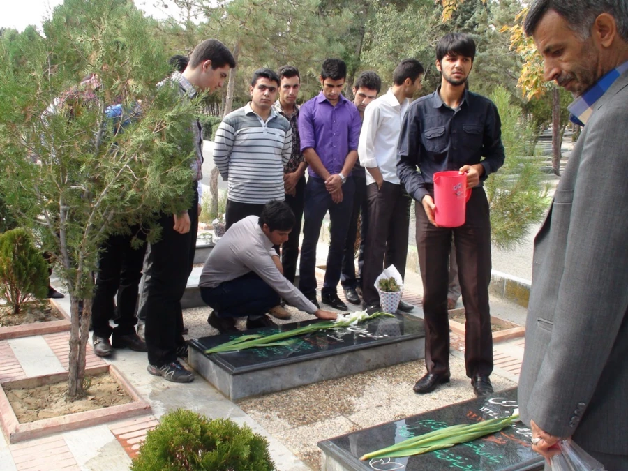 مراسم غبار روبی مزار شهدا به مناسبت بزرگداشت هفته دفاع مقدس 9