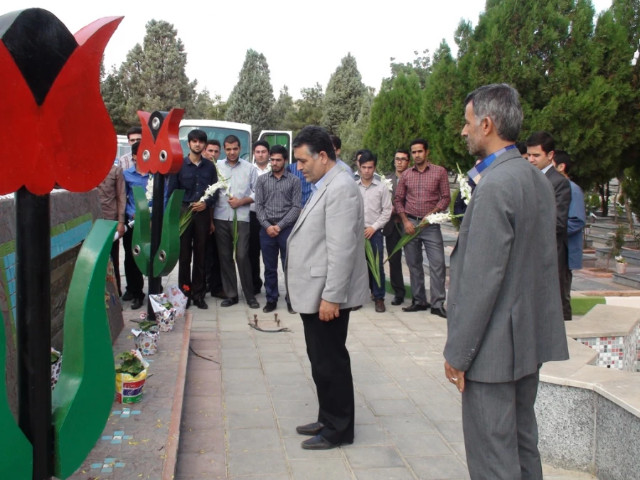 مراسم غبار روبی مزار شهدا به مناسبت بزرگداشت هفته دفاع مقدس 12