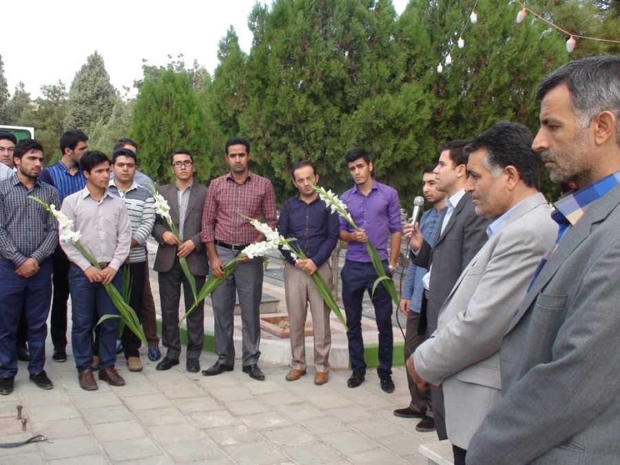 مراسم غبار روبی مزار شهدا به مناسبت بزرگداشت هفته دفاع مقدس 13