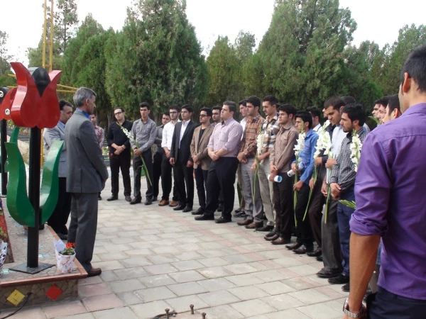 مراسم غبار روبی مزار شهدا به مناسبت بزرگداشت هفته دفاع مقدس 15