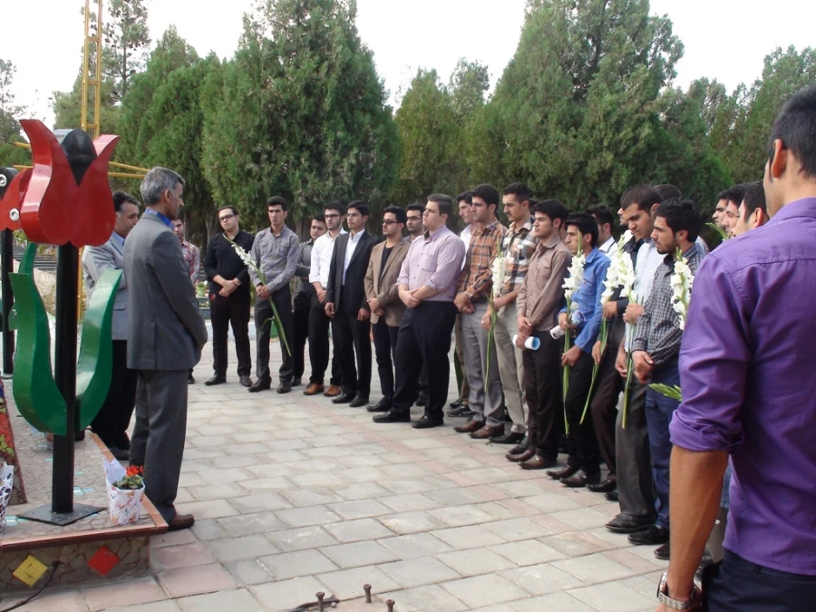 مراسم غبار روبی مزار شهدا به مناسبت بزرگداشت هفته دفاع مقدس 15