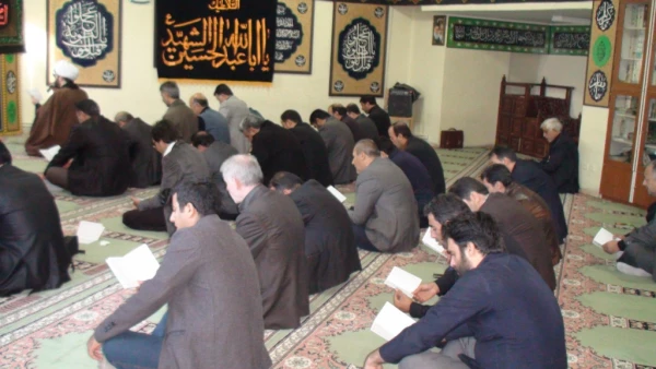 برگزاری مراسم پرفیض قرائت زیارت عاشورا با حضور همکاران اداری و اساتید پردیس 2