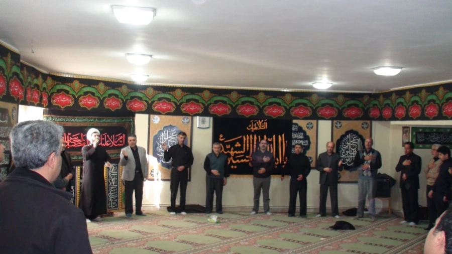 برگزاری مراسم پرفیض قرائت زیارت عاشورا با حضور همکاران اداری و اساتید پردیس