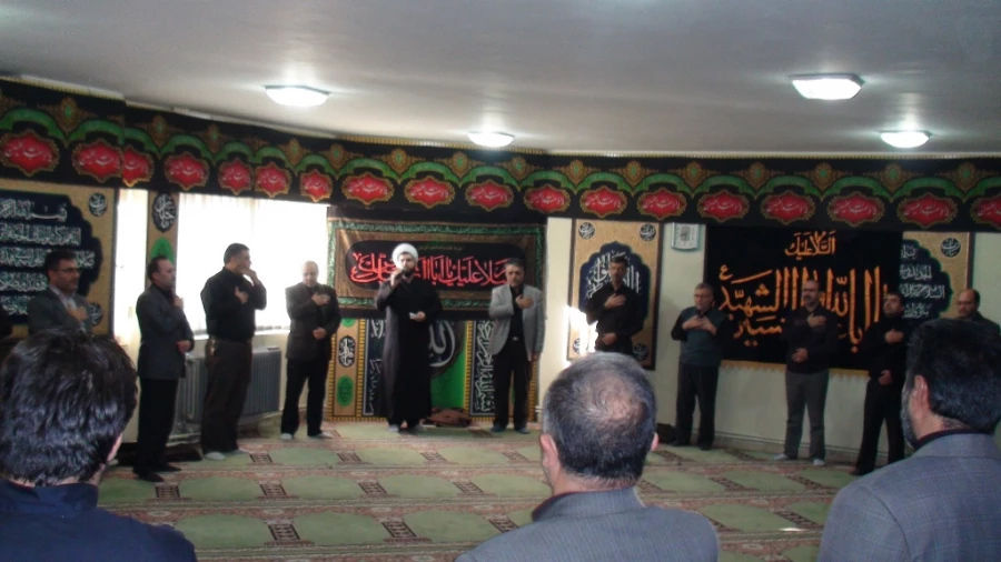 برگزاری مراسم پرفیض قرائت زیارت عاشورا با حضور همکاران اداری و اساتید پردیس