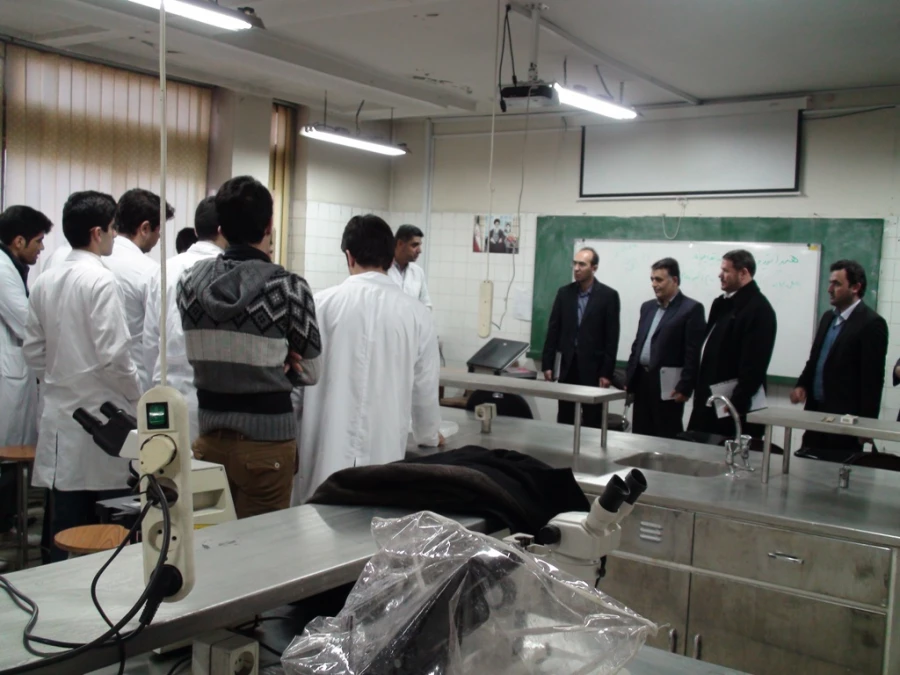 بازدید روسای پردیسهای دانشگاه فرهنگیان، معاون برنامه ریزی و توسعه مدیریت و مسئولان پژوهشکده تعلیم و تربیت اداره کل آموزش و پرورش استان از آزمایشگاههای پردیس شهید رجایی