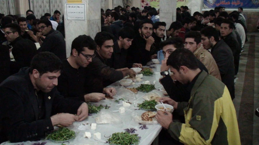 پخت و توزیع آش نذری به همت دانشجو معلمان پردیس شهید رجایی ارومیه 3
