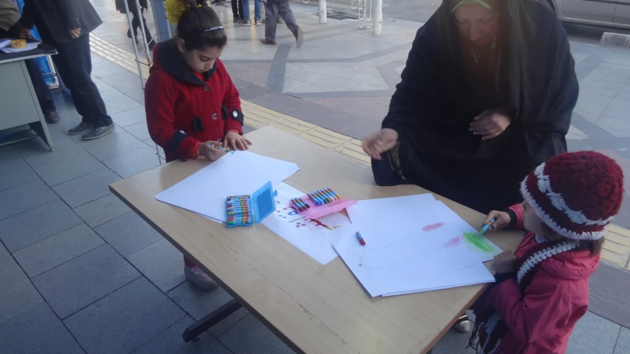 برپایی غرفه فرهنگی بمناسبت 13 آبان در میدان انقلاب ارومیه 5