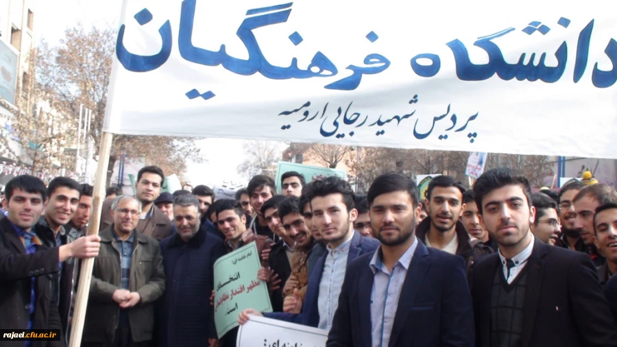 حضور پرشور و گسترده دانشجویان پردیس در راهپیمایی یوم ا... 22 بهمن 2