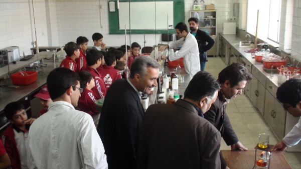 افتتاح نمایشگاه آزمایشهای جذاب علمی و بازیهای هنری در محل پردیس برای دانش آموزان مدارس ارومیه