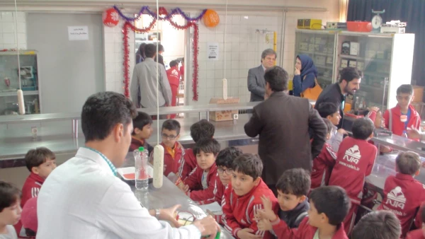 افتتاح نمایشگاه آزمایشهای جذاب علمی و بازیهای هنری در محل پردیس برای دانش آموزان مدارس ارومیه 4