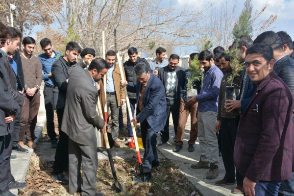 کاشت نهال در پردیس بمناسب روز درختکاری