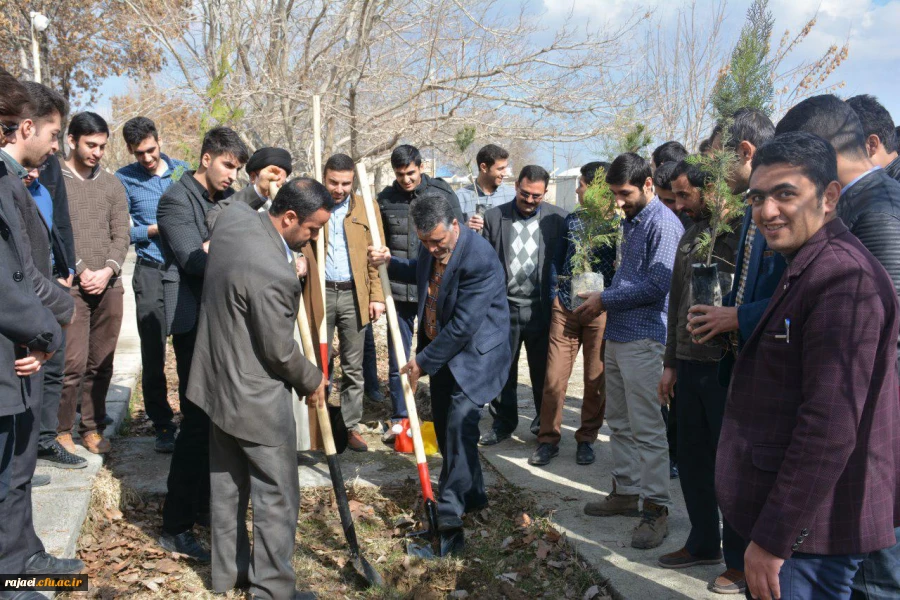 کاشت نهال در پردیس بمناسب روز درختکاری