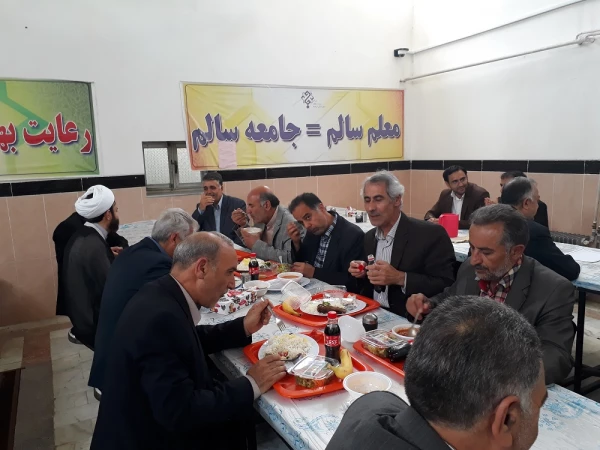 بمناسبت گرامیداشت  هفته  آموزش
مراسم ضیافت با حضور اساتید موظف، مامور و مدعو و همکاران اداری (ازنگاه دوربین)