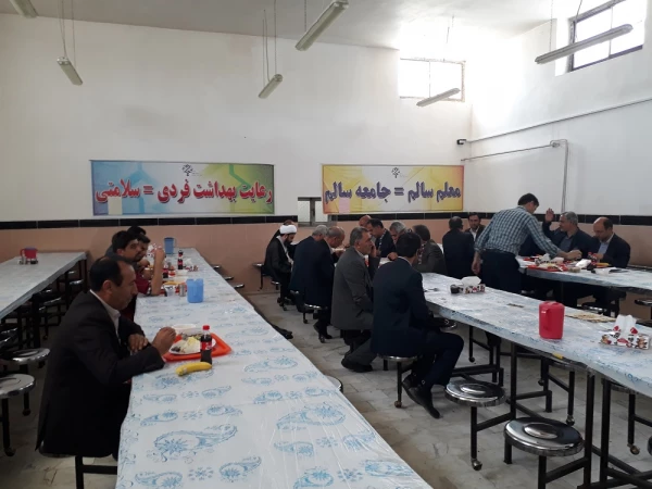 بمناسبت گرامیداشت  هفته  آموزش
مراسم ضیافت با حضور اساتید موظف، مامور و مدعو و همکاران اداری (ازنگاه دوربین)
 4