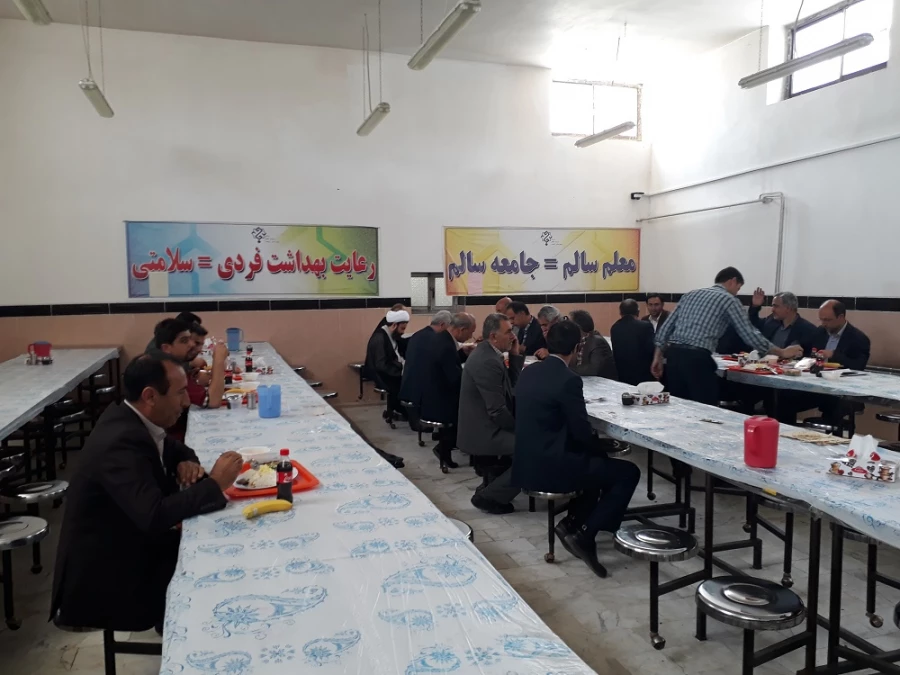 بمناسبت گرامیداشت  هفته  آموزش
مراسم ضیافت با حضور اساتید موظف، مامور و مدعو و همکاران اداری (ازنگاه دوربین)
 4