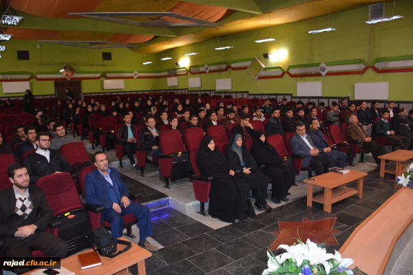 به مناسبت گرامیداشت روز ملی کیفیت 

از تلاشگران عرصه ارتقاء کیفیت آموزشی اساتید، کارکنان و دانشجومعلمان برتر استان تجلیل به عمل آمد.
 2