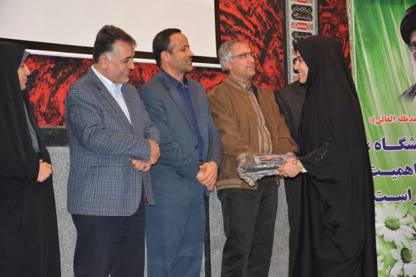 به مناسبت گرامیداشت روز ملی کیفیت 

از تلاشگران عرصه ارتقاء کیفیت آموزشی اساتید، کارکنان و دانشجومعلمان برتر استان تجلیل به عمل آمد.
 6