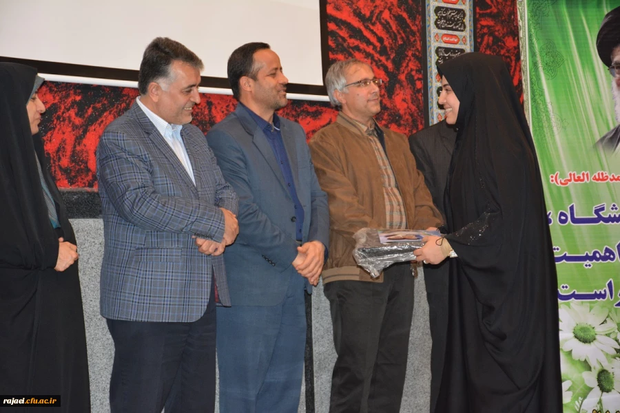 به مناسبت گرامیداشت روز ملی کیفیت 

از تلاشگران عرصه ارتقاء کیفیت آموزشی اساتید، کارکنان و دانشجومعلمان برتر استان تجلیل به عمل آمد.
 6