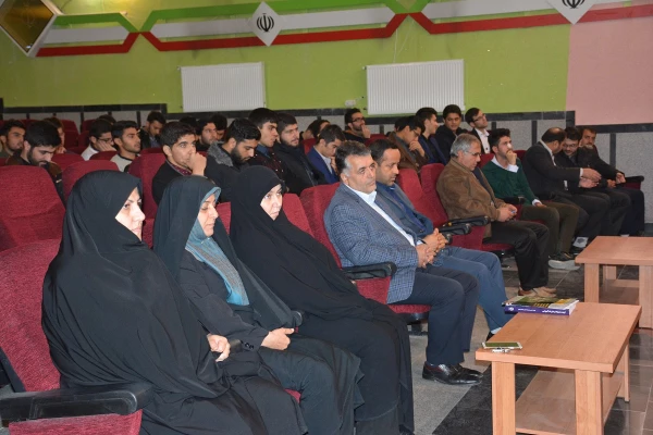 به مناسبت گرامیداشت روز ملی کیفیت 

از تلاشگران عرصه ارتقاء کیفیت آموزشی اساتید، کارکنان و دانشجومعلمان برتر استان تجلیل به عمل آمد.
 7