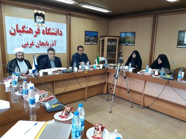 دکتر فزون مهر در جلسه شورای فرهنگی اجتماعی استان :

شورای فرهنگی ،اجتماعی در دانشگاه فرهنگیان اهمیت بسزایی دارد و به همین خاطر باید جلسات آن به موقع تشکیل و مصوبات آن اجرایی گردد.
 8