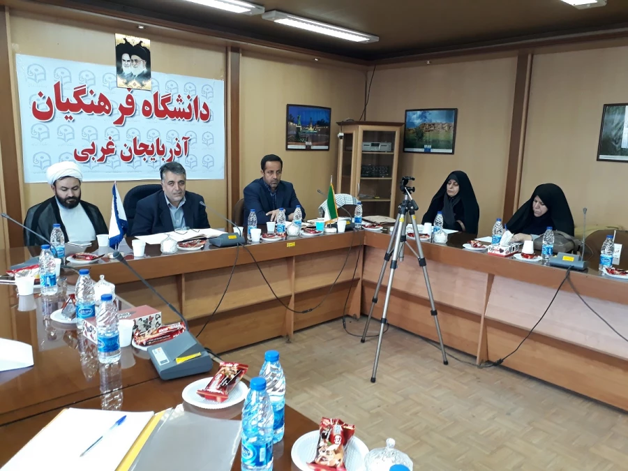 دکتر فزون مهر در جلسه شورای فرهنگی اجتماعی استان :

شورای فرهنگی ،اجتماعی در دانشگاه فرهنگیان اهمیت بسزایی دارد و به همین خاطر باید جلسات آن به موقع تشکیل و مصوبات آن اجرایی گردد.
 8