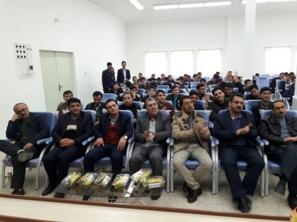 با حضور مسئولین استانی در مرکز آموزش عالی امام خمینی (ره) سلماس برگزار شد

مراسم گرامیداشت ۱۶ آذر روز دانشجو و نیز هفته ی وحدت
 3