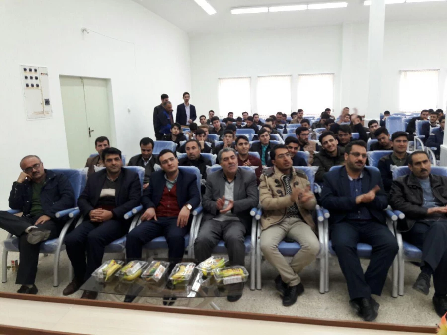 با حضور مسئولین استانی در مرکز آموزش عالی امام خمینی (ره) سلماس برگزار شد

مراسم گرامیداشت ۱۶ آذر روز دانشجو و نیز هفته ی وحدت
 3