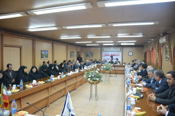 با حضور معاون آموزش و تحصیلات تکمیلی و مدیر کل حراست دانشگاه فرهنگیان

مراسم تکریم و معارفه سرپرست مدیریت امور پردیس های استان آذربایجان غربی برگزار شد