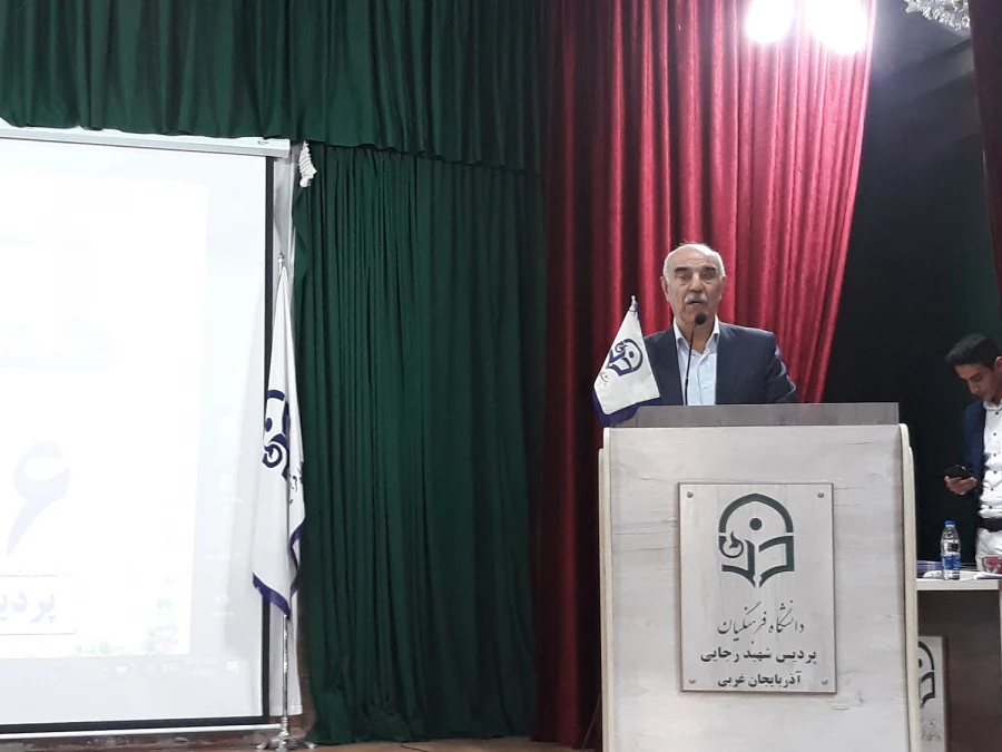 در مراسم بزرگداشت هفته آموزش ، دکتر علی محمودلو خطاب به اساتید و دانشجو معلمان:

بر خود می بالم که بتوانم در این عرصه خدمتگزاری شایسته برای شما باشم 4