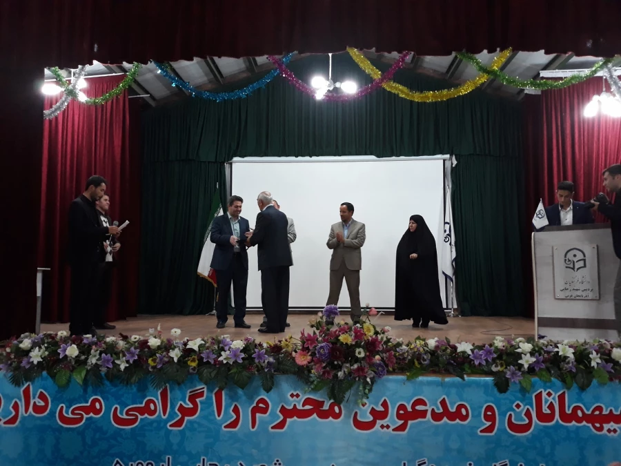 در مراسم بزرگداشت هفته آموزش ، دکتر علی محمودلو خطاب به اساتید و دانشجو معلمان:

بر خود می بالم که بتوانم در این عرصه خدمتگزاری شایسته برای شما باشم 7