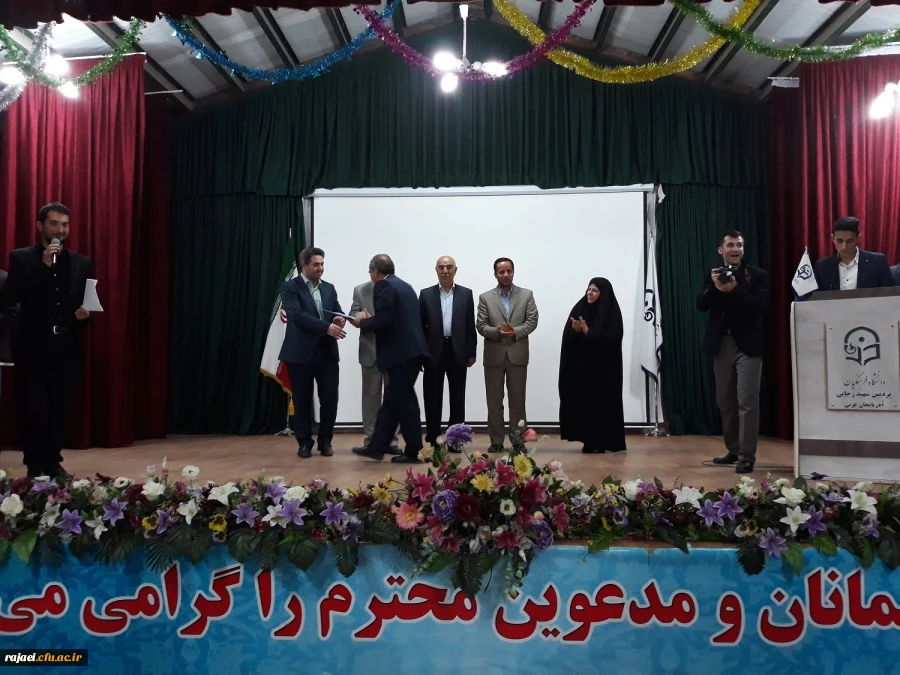 در مراسم بزرگداشت هفته آموزش ، دکتر علی محمودلو خطاب به اساتید و دانشجو معلمان:

بر خود می بالم که بتوانم در این عرصه خدمتگزاری شایسته برای شما باشم