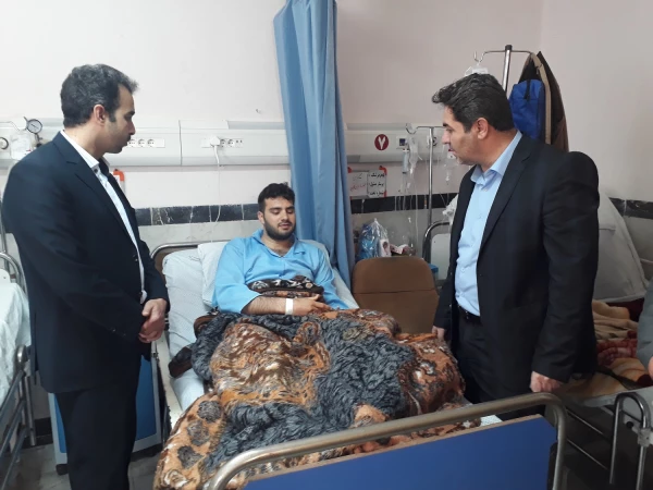 عیادت دکتر محمود لو سرپرست امور پردیس های استانی از دانشجوی مصدوم مرکز امام خمینی (ره) سلماس 3