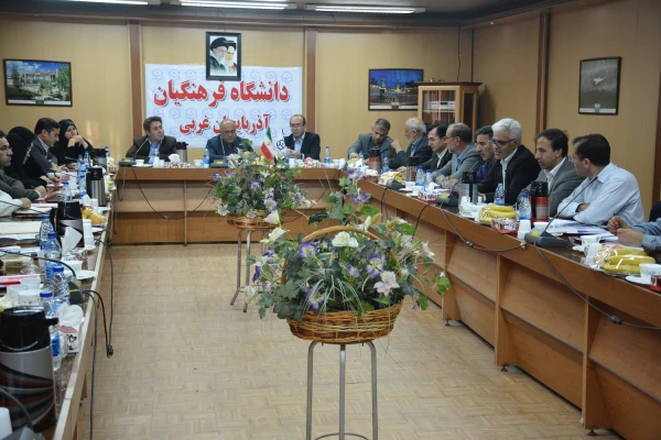 محمدی مدیر کل آموزش و پرورش استان آذربایجان غربی :

می توان از ظرفیت دانشگاه فرهنگیان و کانون پرورش فکری کودکان و نوجوانان در موضوع پیشگیری از آسیبهای اجتماعی استفاده کرد. 2