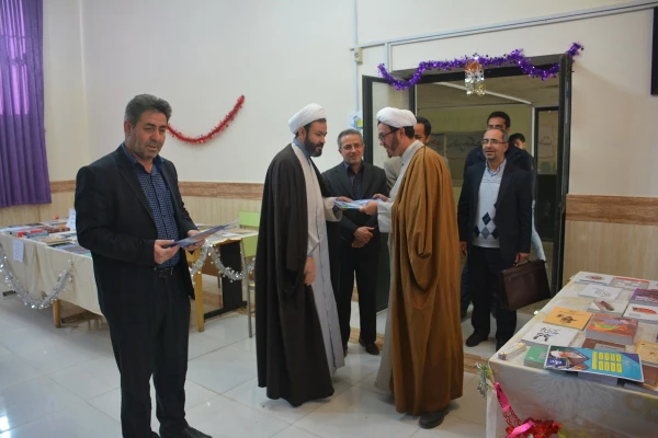 بمناسبت گرامیداشت هفته کتابخوانی  نمایشگاه کتاب در پردیس شهید رجایی ارومیه برگزار شد