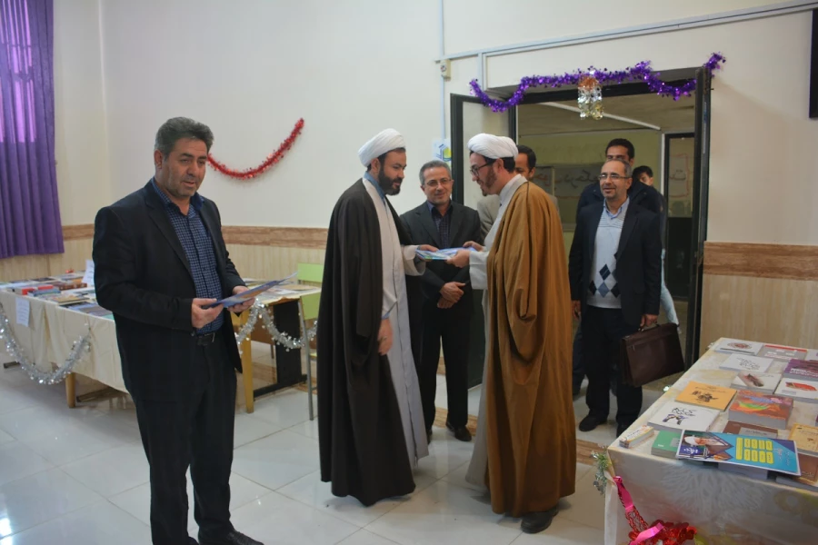 بمناسبت گرامیداشت هفته کتابخوانی  نمایشگاه کتاب در پردیس شهید رجایی ارومیه برگزار شد