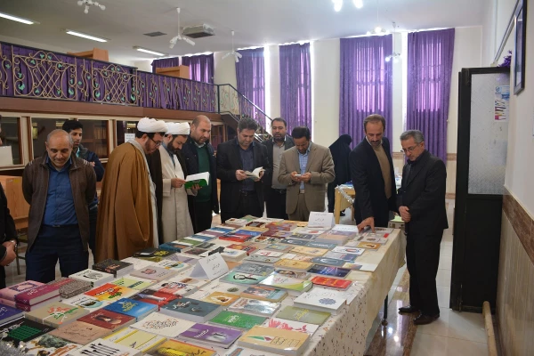 بمناسبت گرامیداشت هفته کتابخوانی  نمایشگاه کتاب در پردیس شهید رجایی ارومیه برگزار شد
 5