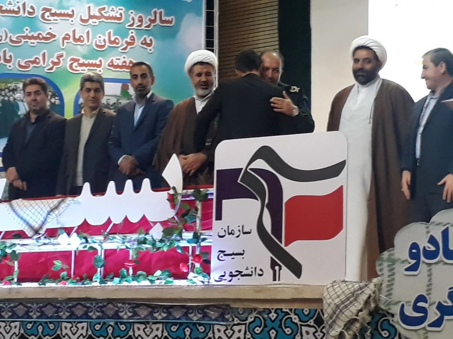 در سالروز تشکیل بسیج دانشجویی به فرمان حضرت امام خمینی (ره) و گرامیداشت هفته بسیج 

مراسم شکوه هجرت در راستای تجلیل از گروه های جهادی برگزار شد
 5